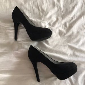 Black Pumps